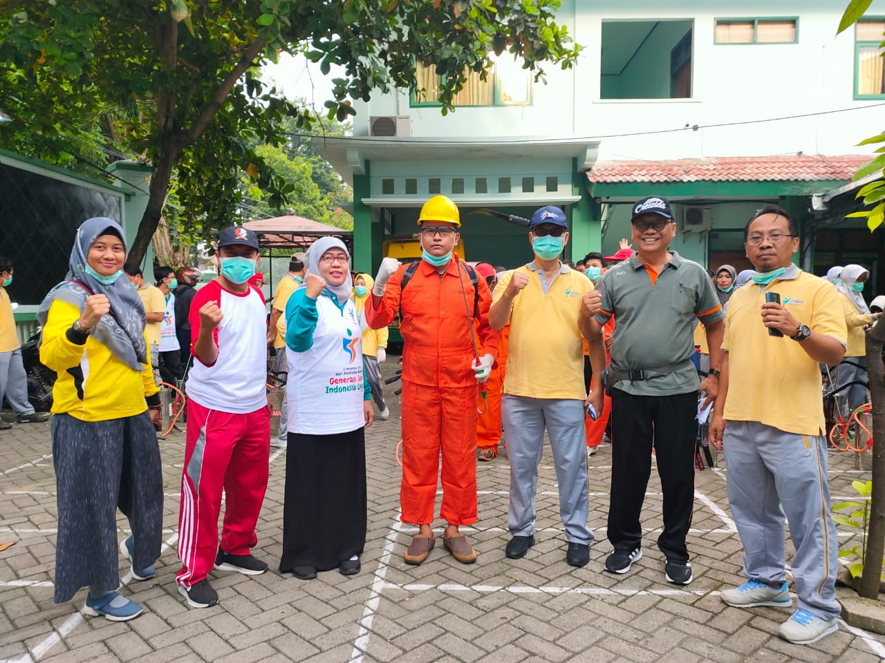 CEGAH COVID-19, DINAS KESEHATAN LAKUKAN PENYEMPROTAN DISINFEKTAN DI SEJUMLAH FASILITIAS UMUM