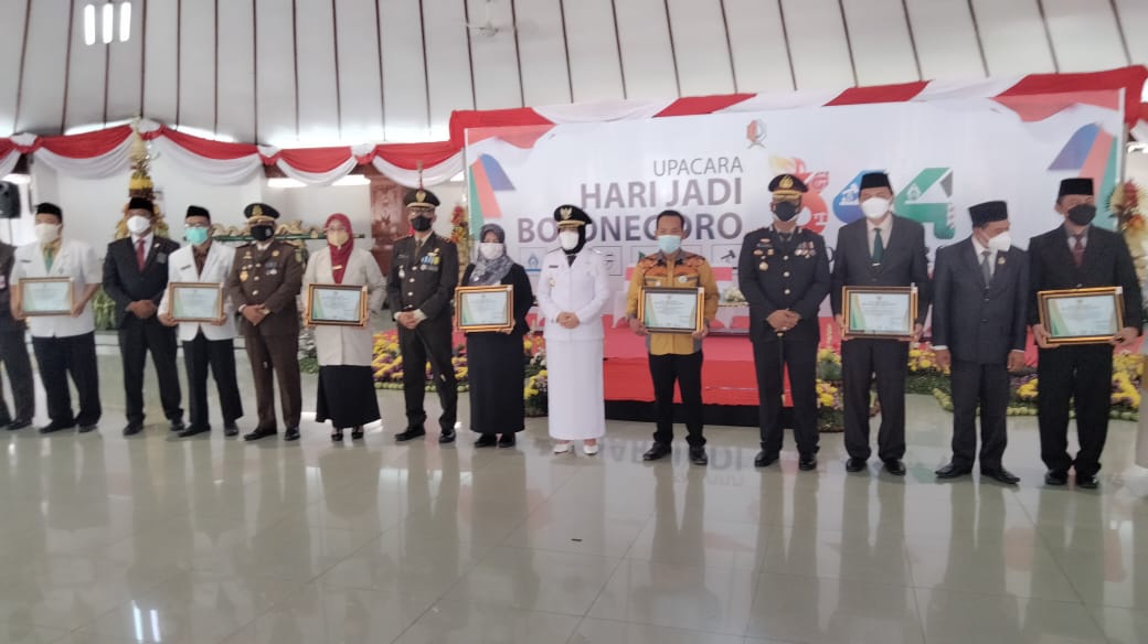 Gempita Peringatan Hari Jadi Bojonegoro ke 344, Nakes Terima Penghargaan